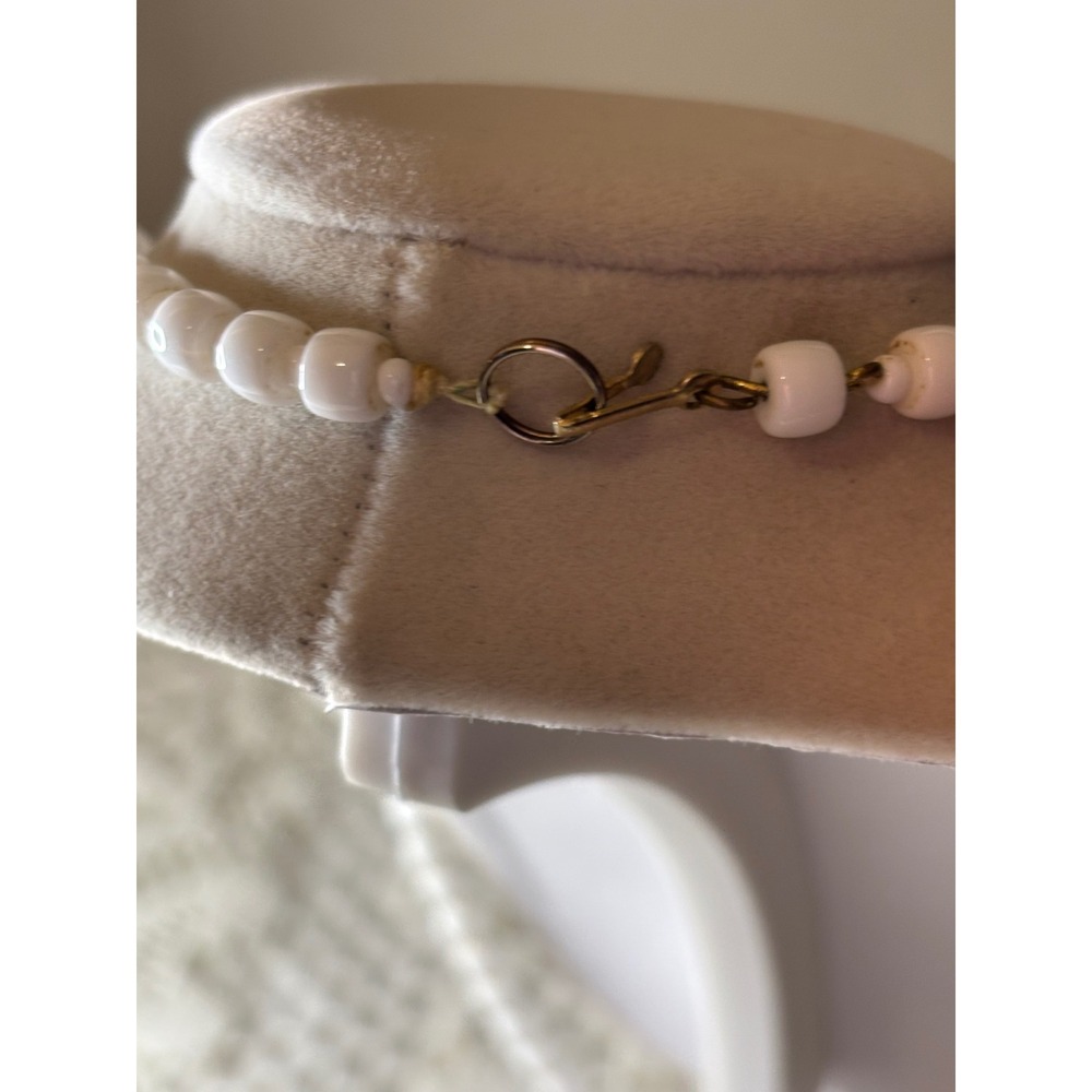 White lucite Barrel Bead Necklace Retro Hand Strung Hook Clasp Vintage - Picture 7 of 10